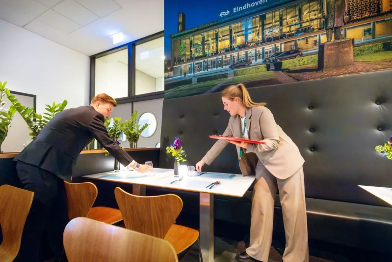 Studenten krijgen praktijkles in het restaurant van De Rooi Pannen. Ze luisteren aandachtig naar de uitleg van docent.