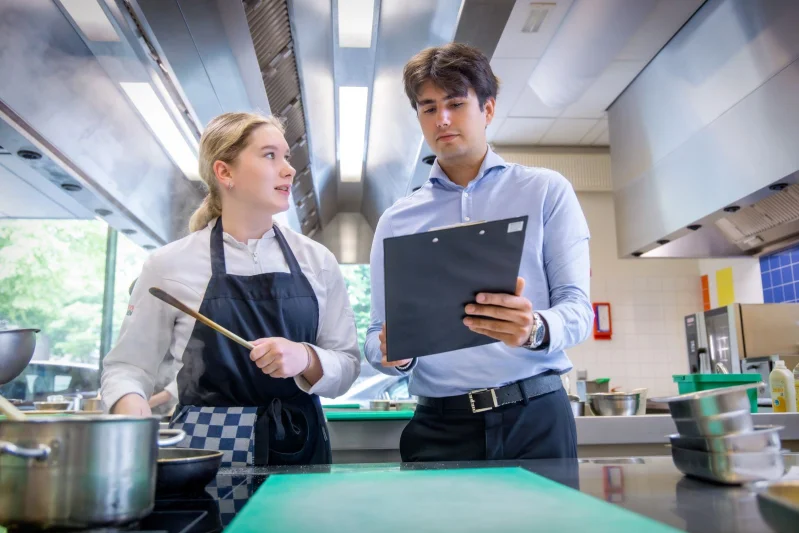 Studenten Kok krijgen doen praktijkervaring op in de keuken van De Rooi Pannen Horeca.