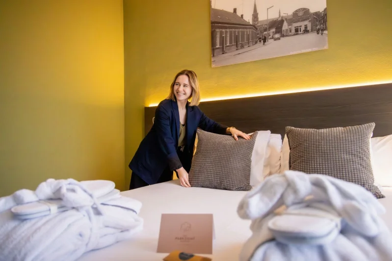 Student van de opleiding Horecaondernemer/-manager doet praktijkervaring op in het hotel van De Rooi Pannen Eindhoven.