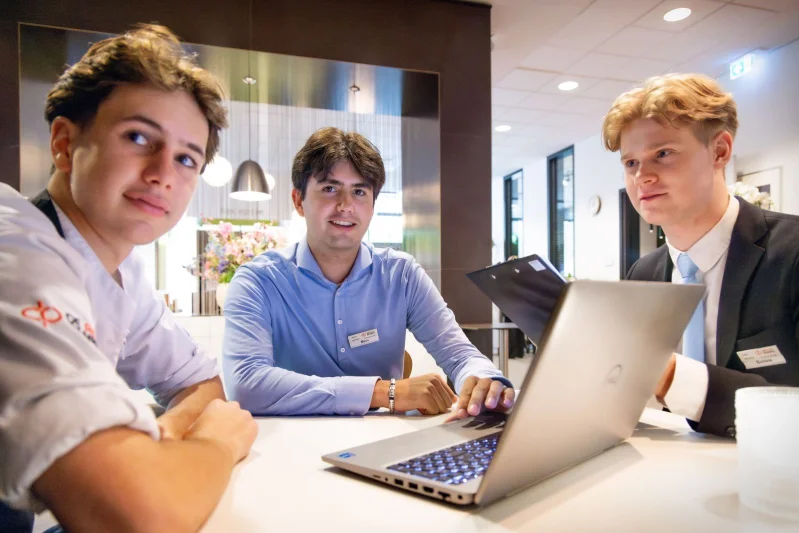 Studenten van het mhbo-traject Hotelmanagement doen praktijkervaring op in het restaurant van De Rooi Pannen Eindhoven.