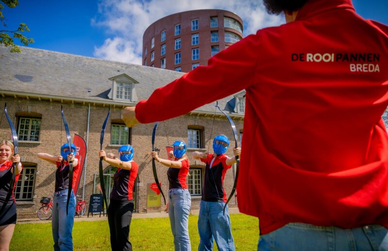 Studenten van de opleiding Zelfstandig medewerker leisure & events leren pijl- en boogschieten