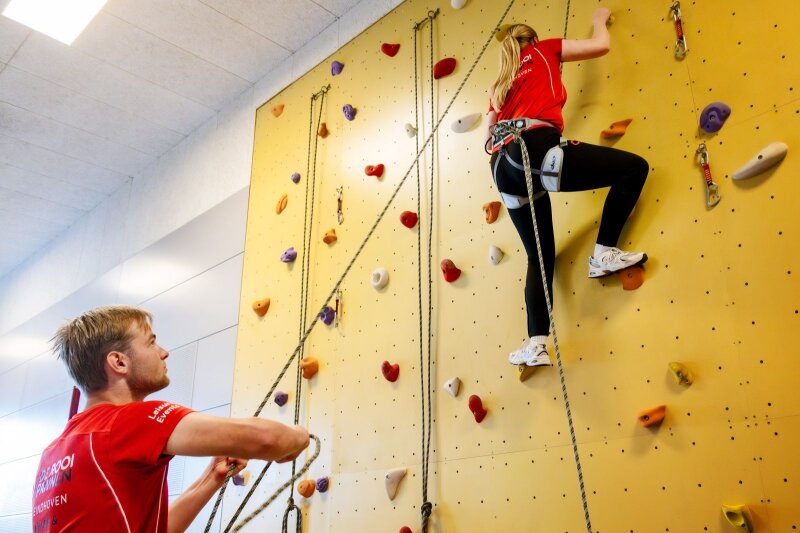 Studenten van de opleiding Zelfstandig medewerker leisure & events zijn aan het klimmen op school