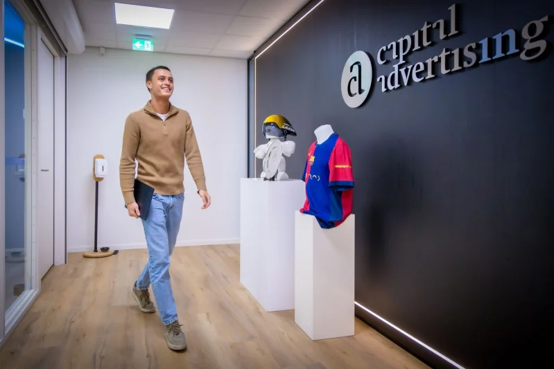 Student loopt stage voor zijn opleiding Medewerker Sportmarketing