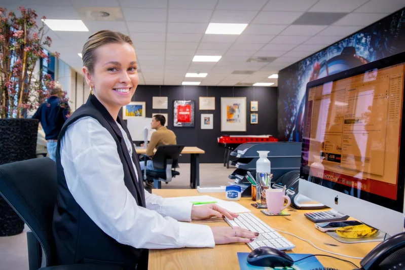 Student van de opleiding Medewerker evenementen bij De Rooi Pannen werkt achter haar computer