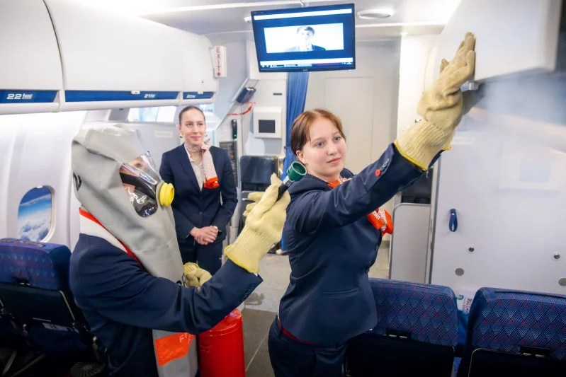 Studenten krijgen praktijkles tijdens de opleiding tot steward(ess).