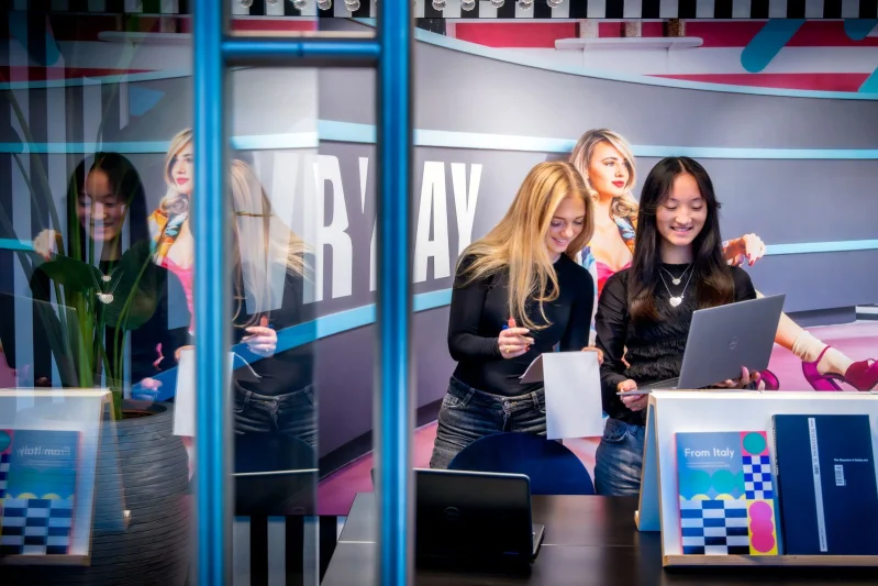 Studenten zitten achter de laptop te werken op hun stage tijdens hun opleiding Leidinggevende toerisme & marketing
