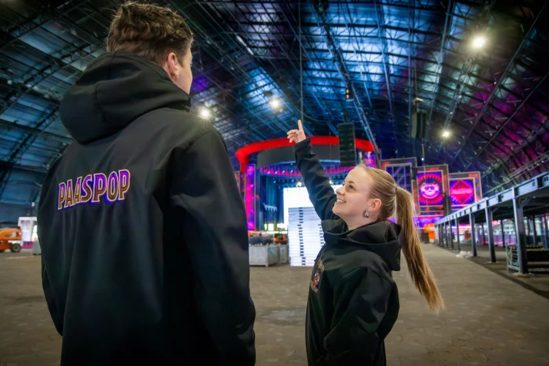 Twee studenten van de mbo-opleiding Leidinggevende leisure & events tijdens hun stage op festival Paaspop