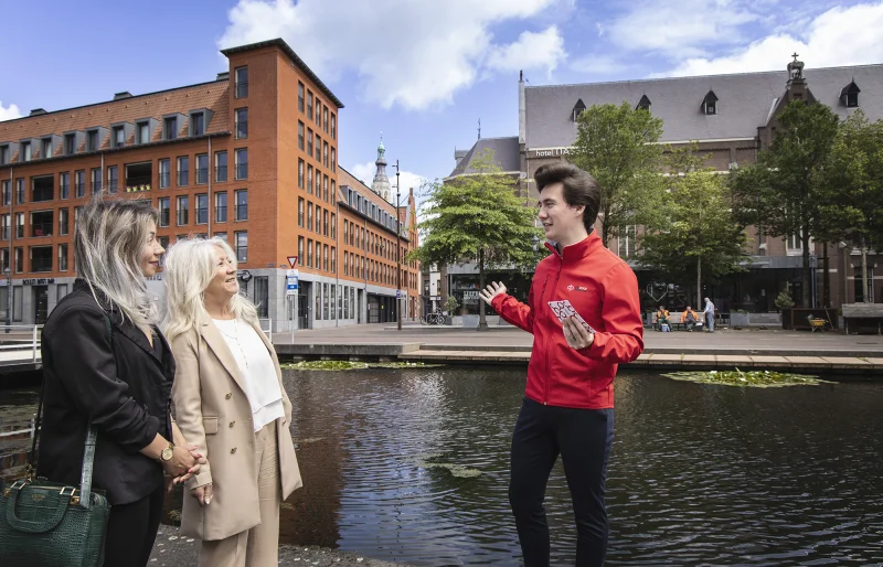 Student van de opleiding Assistent hospitality geeft een rondleiding in de stad Breda