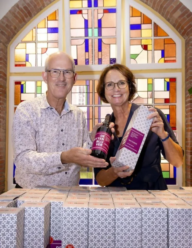 Wim Kint die naast een biervat staat.