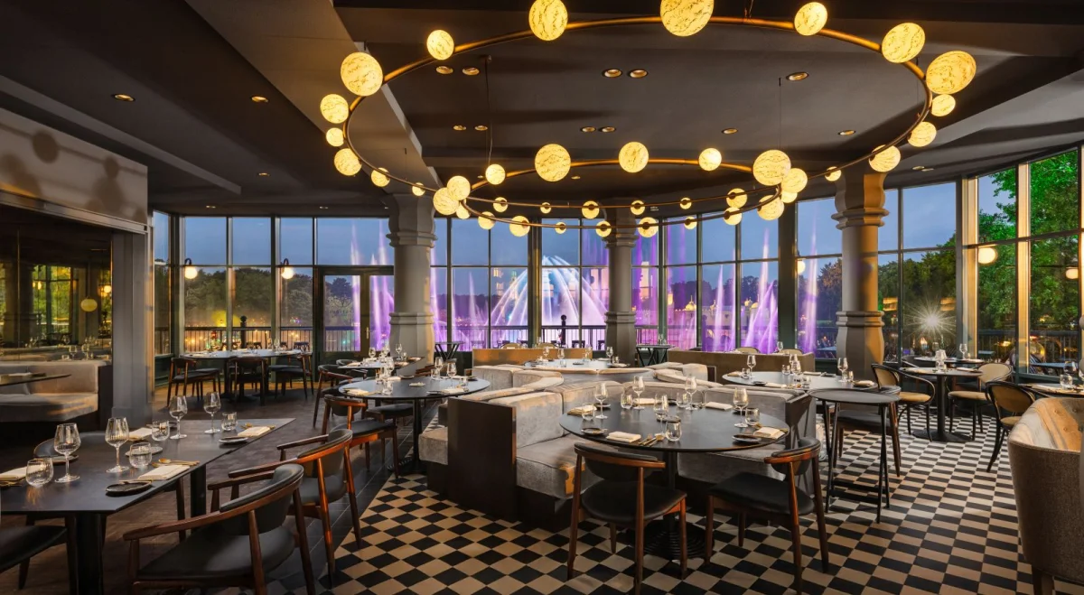 Sfeerbeeld van het restaurant in het Efteling Grand Hotel.