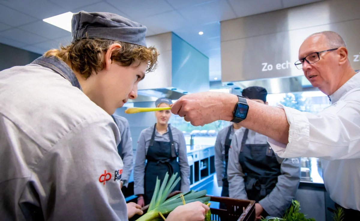 Studenten Kok krijgen praktijkles in de keuken van De Rooi Pannen Tilburg Horeca.