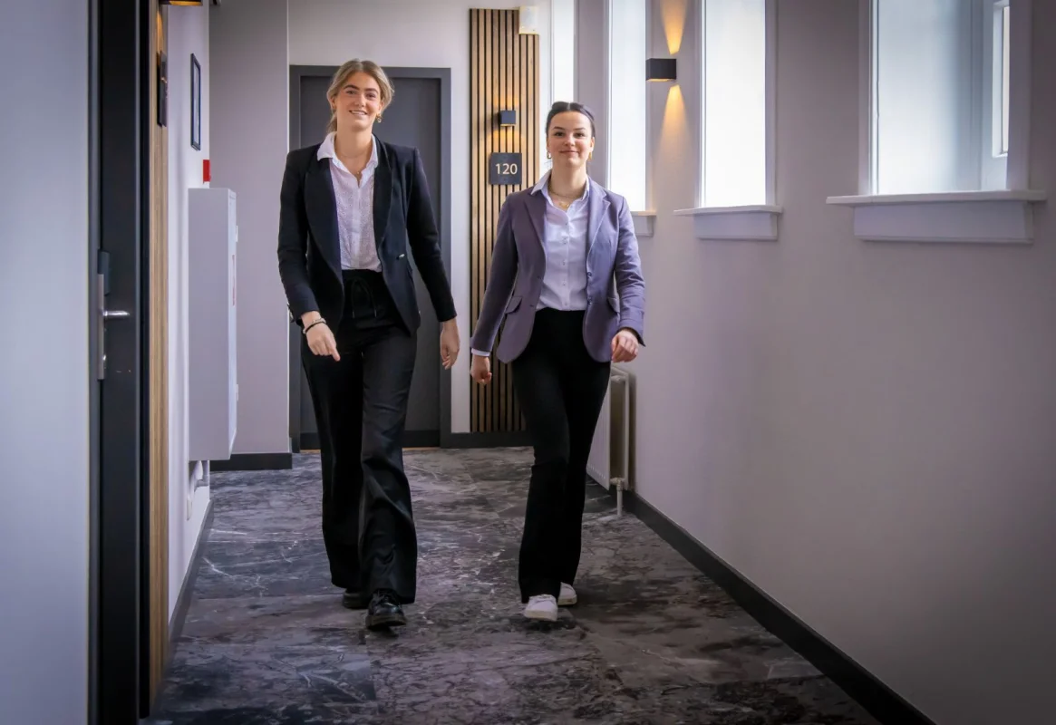 Student doet praktijkervaring op in het onderwijshotel van De Rooi Pannen Tilburg.