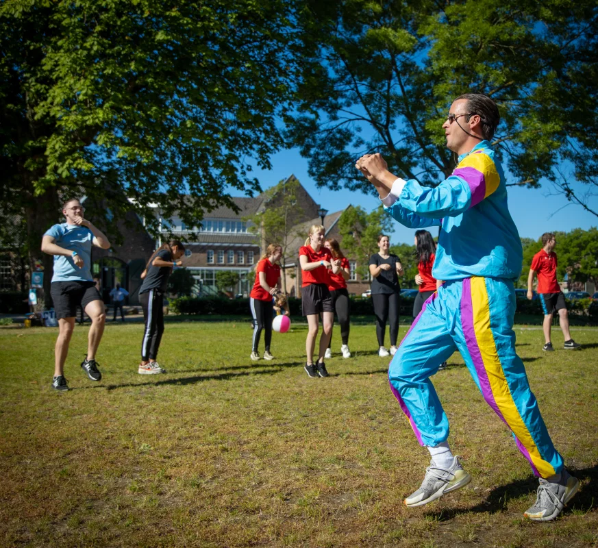 Student van de opleiding Assistent hospitality verzorgt een activiteit.