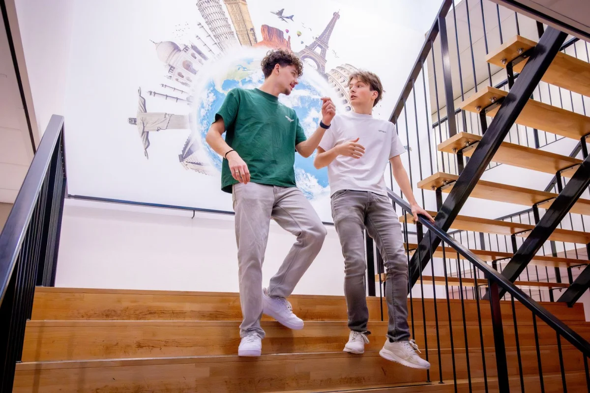 Studenten van de opleiding Leidinggevende toerisme & marketing in Eindhoven wandelen door het schoolgebouw.