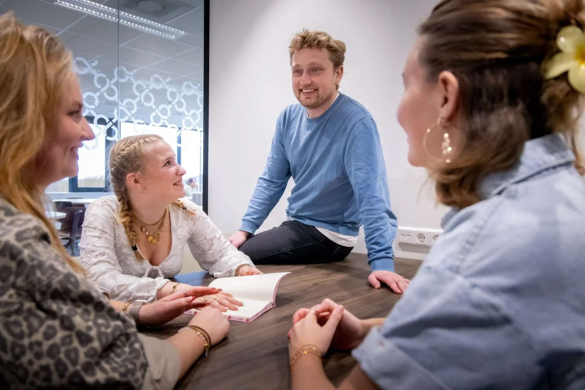 Studenten van de opleiding Medewerker sportmarketing in gesprek met docent.