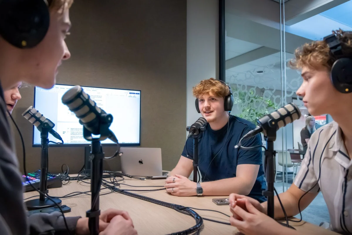Studenten van het mhbo-traject van De Rooi Pannen Eindhoven nemen een podcast op.