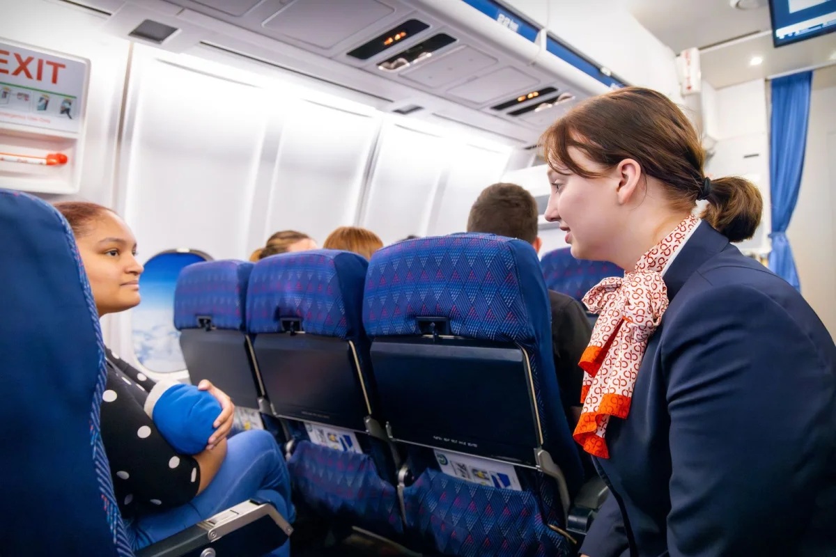 Twee studenten aan het oefenen bij het vliegtuig bijDe Rooi Pannen Tilburg Toerisme, Leisure & Marketing