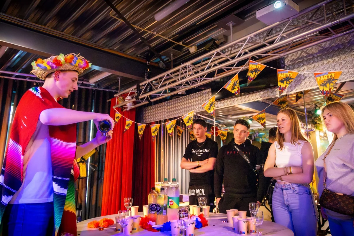 Studenten van de opleiding Medewerker recreatie & sport organiseren een spel voor kinderen in verkleedkleding.