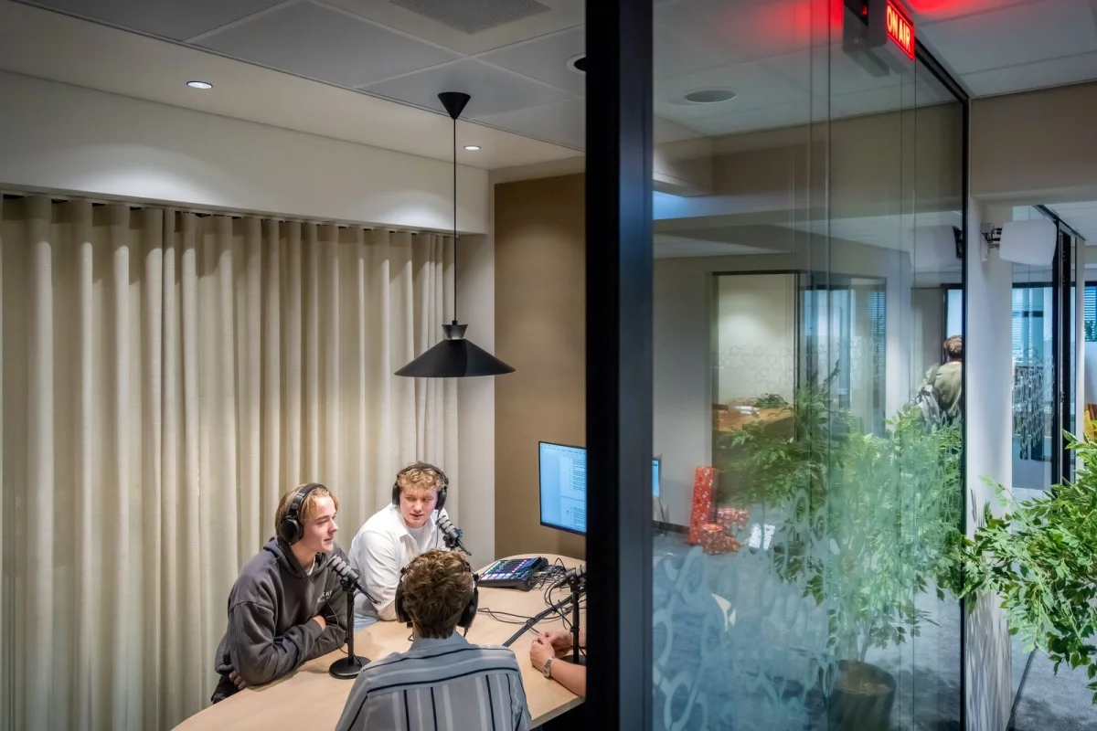 Studenten van de opleiding Medewerker marketing & communicatie nemen een podcast op in de studio op school in Eindhoven.