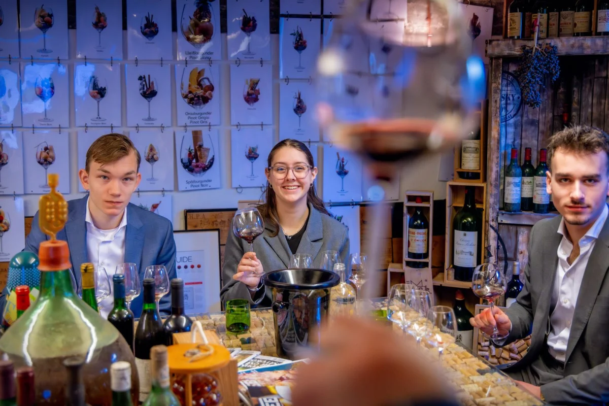 Studenten van de opleiding Hotel- & hospitality-ondernemer in Tilburg in een praktijkles over wijn.