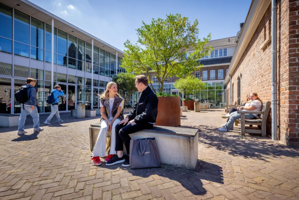 Studenten van het mhbo-traject achter de laptop tijdens een les op school.