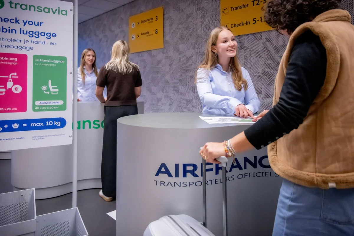 Student doet praktijkervaring op bij de incheckbalie van het praktijklokaal op school.