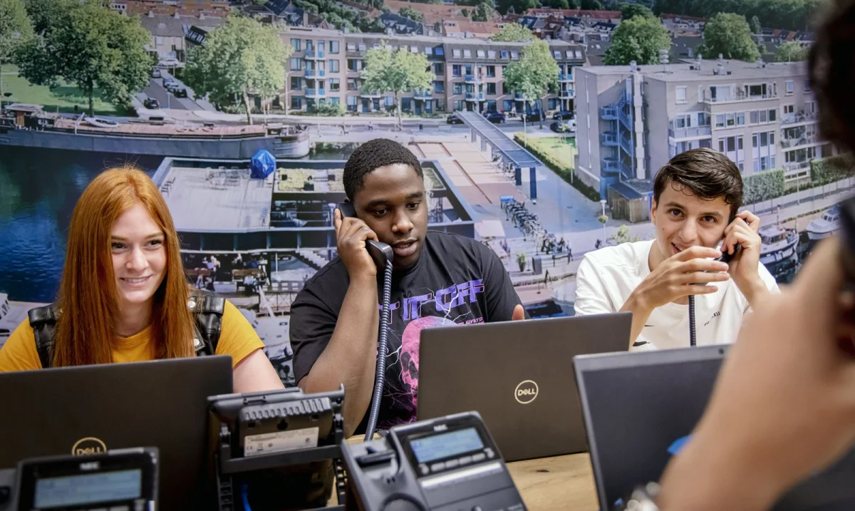 Studenten van de mbo-opleiding Commercieel medewerker werken aan een project in een klaslokaal.
