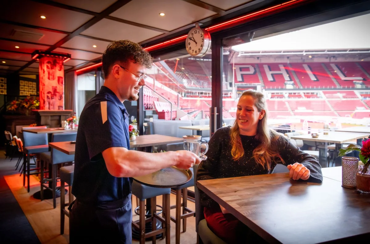 Student doet praktijkervaring op tijdens stage in restaurant De Verlenging in het PSV Stadion.