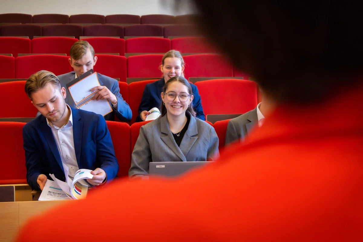 Studenten van het mhbo-traject Hotelmanagement luisteren aandachtig naar docent in de collegezaal.
