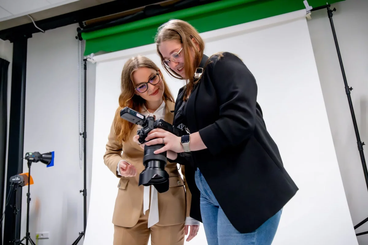 Twee studenten maken samen foto's in de fotostudio op school in Tilburg.