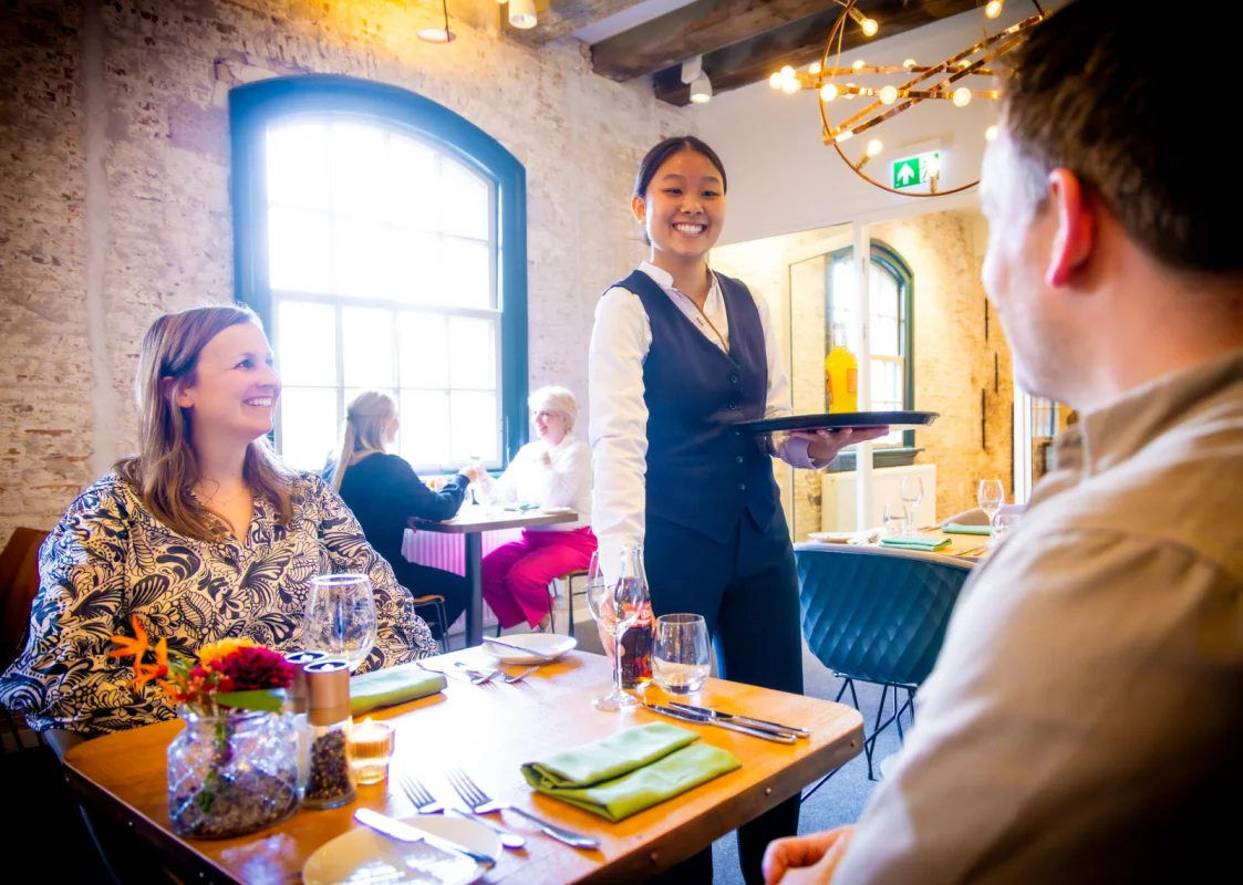 Student van de opleiding Zelfstandig medewerker hospitality als gastvrouw in een restaurant.