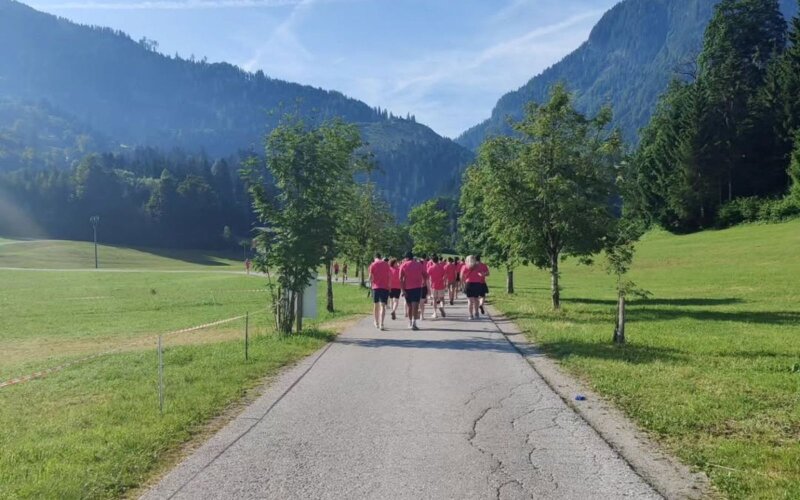 Groene omgeving met in het midden een pad waar studenten naar boven lopen.