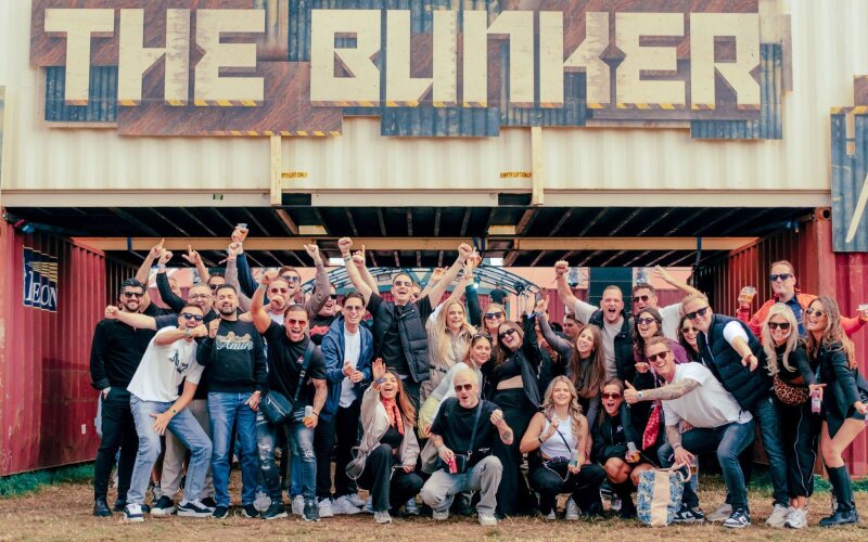 Groepsfoto van het team van Malelions op een festival